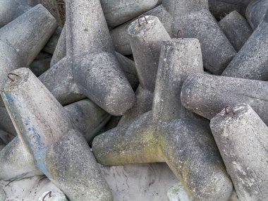Beton kırıkları birbirine yakın bir şekilde istiflenmiş, deniz kıyılarının korunması ve inşası için uygun sert dokular ve toprak renkleri sergiliyor.