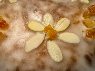 Dekoratif badem çiçekleri ve beyaz kremalı narenciye parçalı lezzetli ev yapımı tatlı..