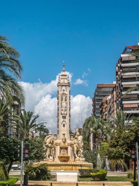 İspanya 'nın Alicante kentindeki Plaza Luceros çeşmesinin genel manzarası