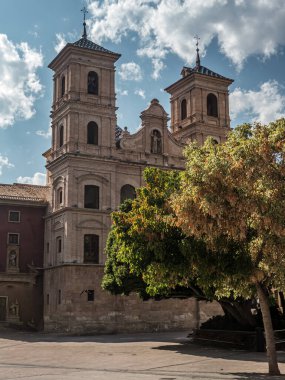 18. yüzyıldan kalma tarihi bir kilise ve İspanya 'daki Santo Domingo Murcia manastırı manzarası