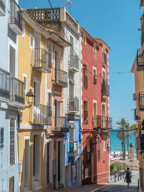 İspanya 'nın Villajoyosa kasabasında renkli evleri olan eski, tuhaf dar bir sokak.