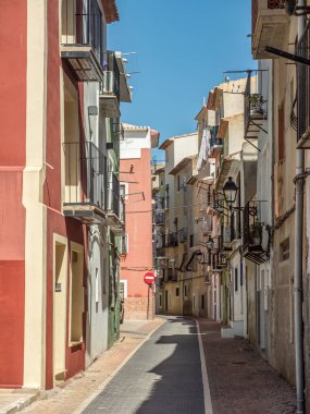 İspanya 'nın Villajoyosa kasabasında renkli evleri olan eski, tuhaf dar bir sokak.