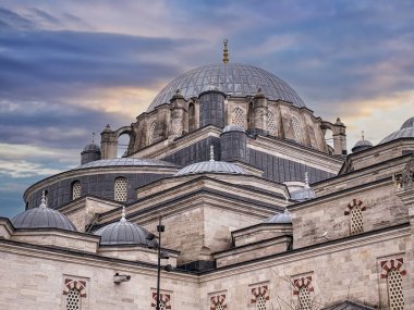 İstanbul, Türkiye 'de Bulutlu Alacakaranlık Gökyüzü Altındaki Tarihi Bayezid 2 Camiinin Büyük Kubbesi ve Mimarı