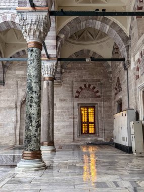 Tarihi Bayezid 2 Camii 'nin Mermer Sütunlu Avlusu, İstanbul, Türkiye