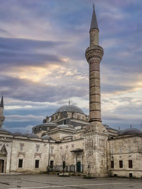 İstanbul, Türkiye 'de tarihi Bayezid 2. Camiinin Bulutlu Alacakaranlık Gökyüzü Altında Etkileyici Minaresi Avlusu