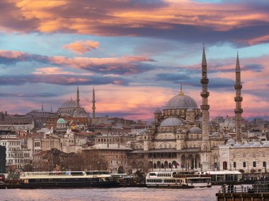 İstanbul 'un günbatımında ufuk çizgisinin manzarası, tarihi camii, zarif minareler ve canlı renkler ve kültürel cazibeyle zenginleştirilmiş pitoresk bir liman manzarası, İstanbul ve Türkiye