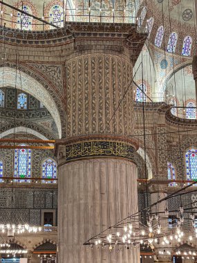 İstanbul, Türkiye, 16 Şubat 2025: Sultan Ahmet I Mausoleum 'un entrika dolu iç mimari öğeler ve dekoratif kubbe freskleri sergilenmektedir.