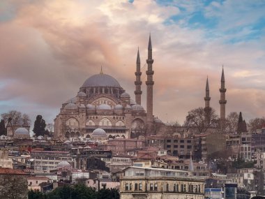 İstanbul 'un günbatımında ufuk çizgisinin manzarası, tarihi camii, zarif minareler ve canlı renkler ve kültürel cazibeyle zenginleştirilmiş pitoresk bir liman manzarası, İstanbul ve Türkiye