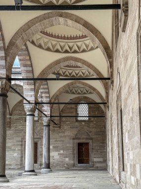 Karmaşık kemerlerin yer aldığı, geleneksel Arap mimarisinin sergilendiği bir avlu, İstanbul ve Türkiye