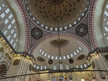 İstanbul, Türkiye, 16 Şubat 2025: Entrika derecesinde detaylı Süleyman Camii iç mimari unsurları, vitray camları ve süslü kubbe freskleri, İstanbul, Türkiye