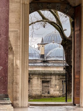 Yağışlı bir günde İstanbul-Türkiye 'de, Süleyman Camii' nin tarihi kubbe yapılarına giden Archway 'li avlusunda