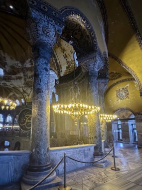 İstanbul, Türkiye, Şubat 18, 2025: Ayasofya Büyük Camii 'nin tarihi ve mimari görkemini sergileyen Kubbe' nin muhteşem iç mekanı