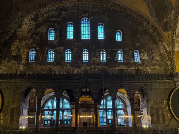İstanbul, Türkiye, Şubat 18, 2025: Ayasofya Büyük Camii 'nin tarihi ve mimari görkemi