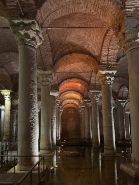 Tanınmış taş sütunları ve parlayan suları, İstanbul, Türkiye 'de bulunan görkemli antik yeraltı odalı Bazilika Sarnıçı