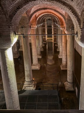 Tanınmış taş sütunları ve parlayan suları, İstanbul, Türkiye 'de bulunan görkemli antik yeraltı odalı Bazilika Sarnıçı