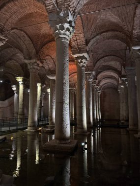 Tanınmış taş sütunları ve parlayan suları, İstanbul, Türkiye 'de bulunan görkemli antik yeraltı odalı Bazilika Sarnıçı