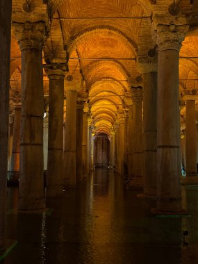 Tanınmış taş sütunları ve parlayan suları, İstanbul, Türkiye 'de bulunan görkemli antik yeraltı odalı Bazilika Sarnıçı