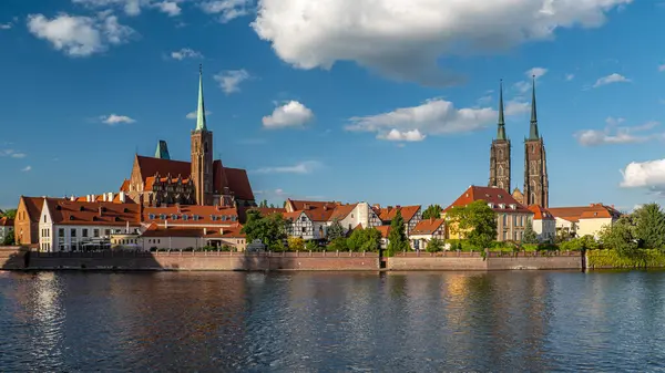 Kutsal Haç 'ın tarihi Kolej Kilisesi St Bartholomew' un canlı bir resmi, mavi gökyüzünün altında, Oder nehrinin yanında, Wroclaw, Polonya