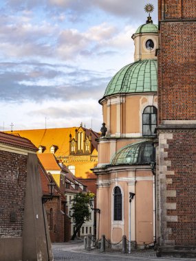 Güzel bir Gotik tuğla manzarası Kutsal Haç Koleji Kilisesi, St Bartholomew, parlak bulutlu gökyüzü, Wroclaw, Polonya