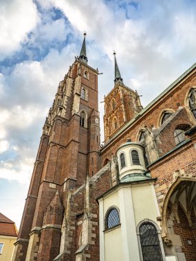 Kutsal Haç 'ın Gotik tuğlalı Collegiate Kilisesi' nin güzel manzarası, ikiz kuleler ve detaylı mimariyle dolu, Wroclaw, Polonya