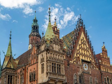 Gökyüzü açık, Wroclaw, Polonya 'da güneşli bir günde Gotik tarzı tarihi bir belediye binasının çarpıcı bir görüntüsü.