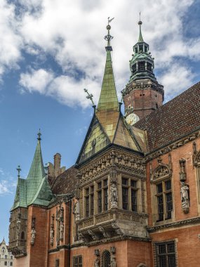Wroclaw, Polonya 'da güneşli, bulut lekeli mavi gökyüzünün altında tarihi bir Townhouse' un canlı bir sahnesi