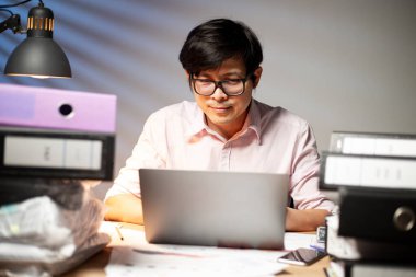 Ofiste çalışan bir işadamı işini ve belge faturasını temizlemek için çalışıyor. 
