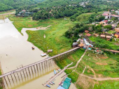 Geleneksel Tayland ahşap köprüleri nehirden karşıya geçen insanlar için Saphan Mon köprüsü olarak adlandırılır. Asya Tayland simgesi.