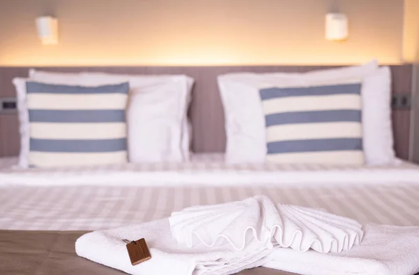 Saubere Weiße Hotelhandtücher Auf Dem Bett Schöne Flauschige Badetücher Stockbild