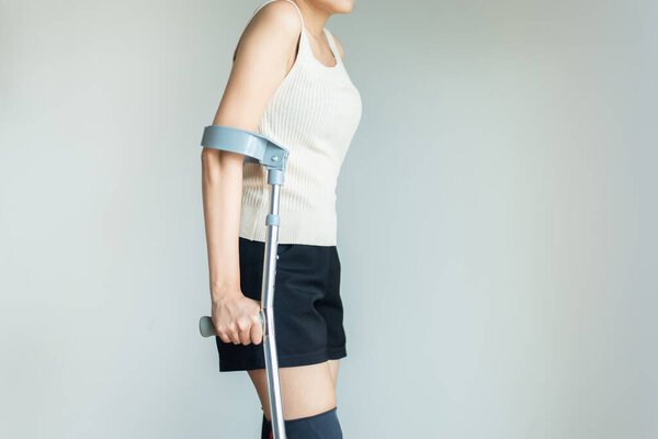 Пациентки руки держат палку практики ходить на белом фоне
