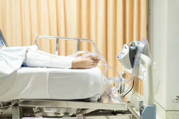 Patient Mit Kompressibler Beinprothese Nach Operation Krankenhaus Stockfoto
