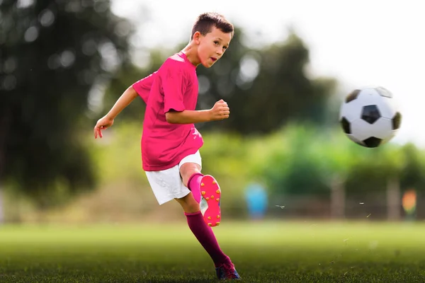 Çocuk Spor Sahada Futbol Topu Tekmeleme — Stok fotoğraf