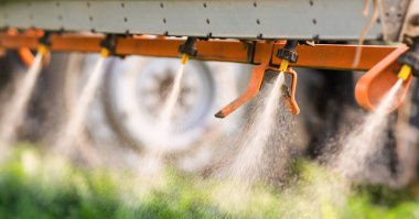 Traktör fıskiyelerinin başlığı püskürtüldü..