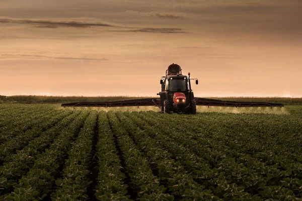 Traktor Postřik Pesticidy Poli Sóji Rozprašovačem Jaro — Stock fotografie