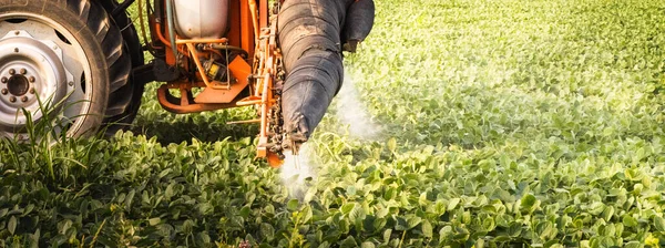 Düse Der Traktor Sprinkler Besprüht — Stockfoto