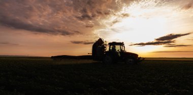Pestisitler soya sahada püskürtücü ile bahar püskürtme traktör