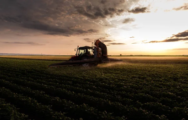 拖拉机在春天在大豆田用喷雾器喷洒农药 — 图库照片