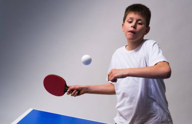 Bir masa tenisçisinin topu geri götürmesi.