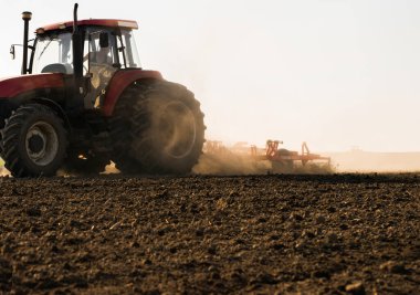 Çiftçi bahara hazır bir traktörle tarlasını hazırlıyor..