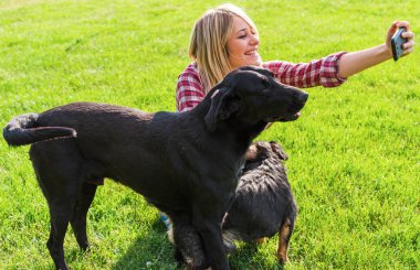 Kız köpeğiyle selfie çekiyor.