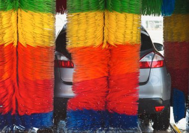 Yıkama işlemi sırasında araba 