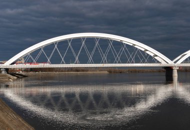 Tuna Nehri üzerindeki liman demiryolu köprüsü, Novi Sad, Sırbistan