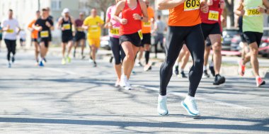 maraton yarışı, insanlar ayak yolu üzerinde çalışan.