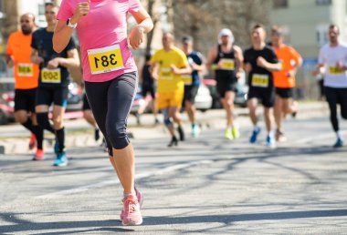 maraton yarışı, insanlar ayak yolu üzerinde çalışan.