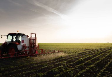 Pestisitler soya sahada püskürtücü ile bahar püskürtme traktör