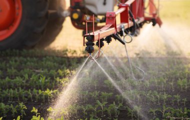 Pestisitler soya sahada püskürtücü ile bahar püskürtme traktör
