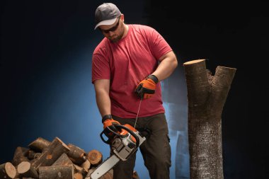 Testere başlatmak için çalışırken oduncu 