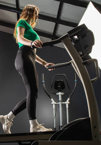 Beautiful Athletic Girl Runs Treadmill Fitness Club Concept Cardio Training — Stock Photo, Image