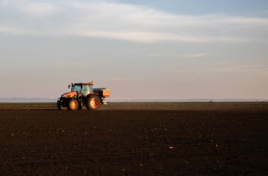 Traktör yapay gübre yayıyor. Ulaşım, tarım.