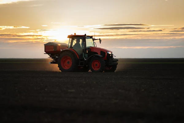 Traktor Műtrágyákat Terjeszt Közlekedés Mezőgazdaság — Stock Fotó